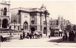Bristol. Fontaine in front of Art Gallery, 1900s