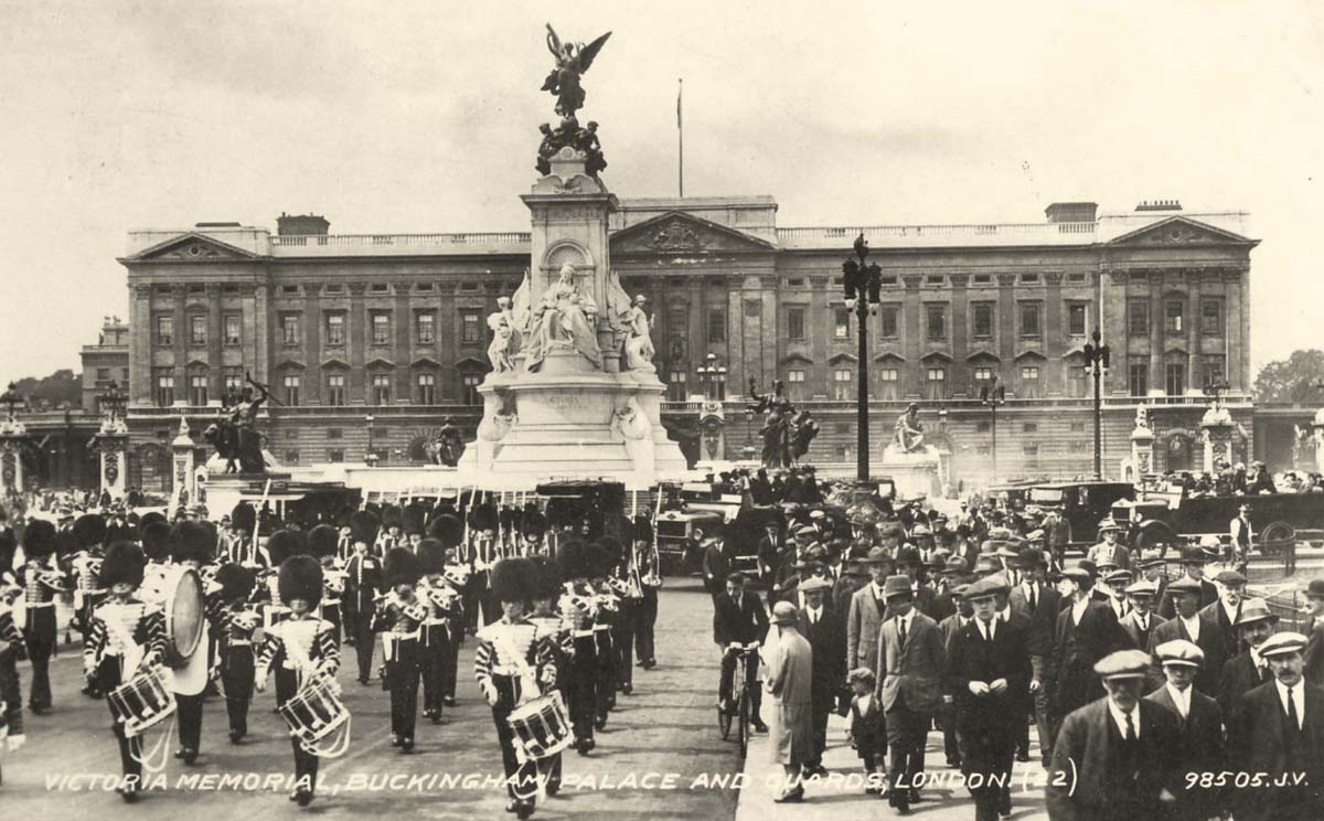 London. Buckingham Palace and Queen Victoria Memorial, 1912