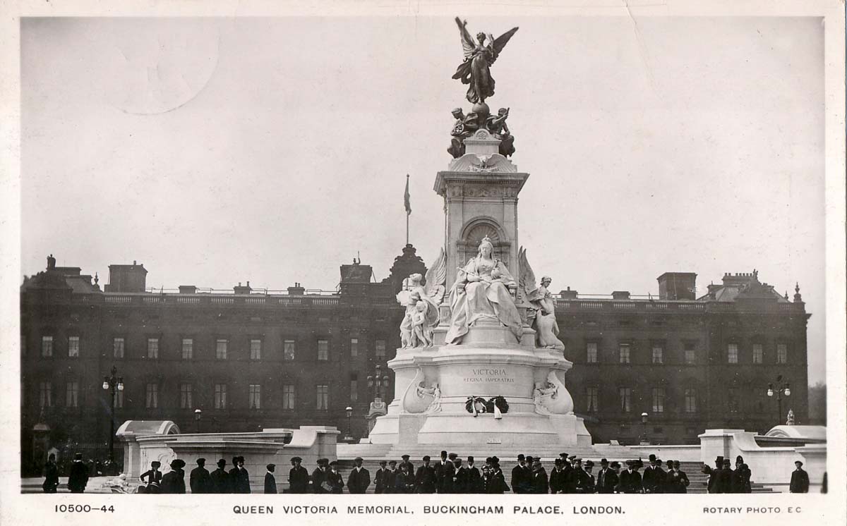 London. Buckingham Palace and Queen Victoria Memorial, 1911