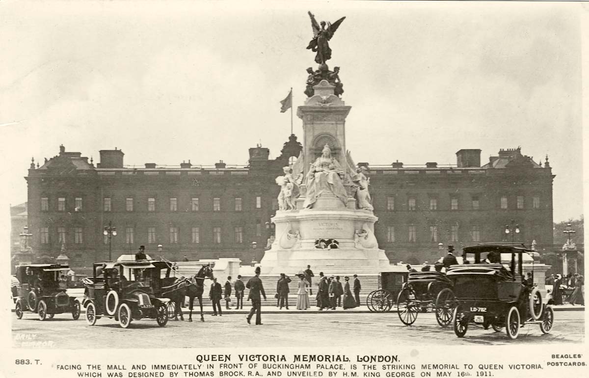 London. Buckingham Palace and Queen Victoria Memorial, Cars, 1911