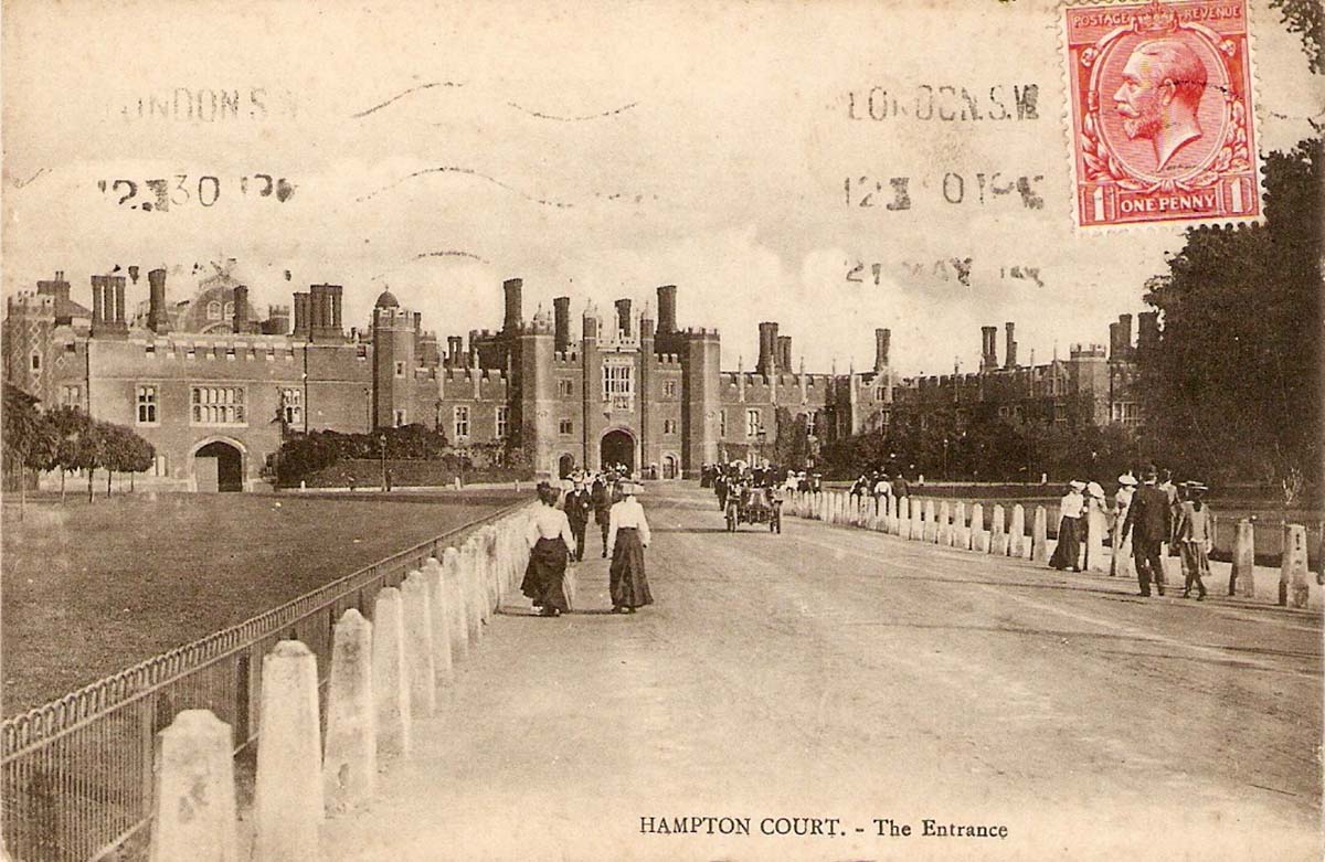 London. Entrance in Hampton Court, 1914