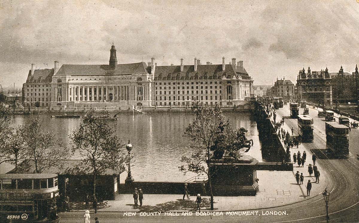 London. Thames embankment - New Country Hall and Boudica Monument