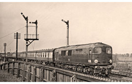 Milton Keynes. Wolverton - Train Wolverhampton - Euston express, 1957