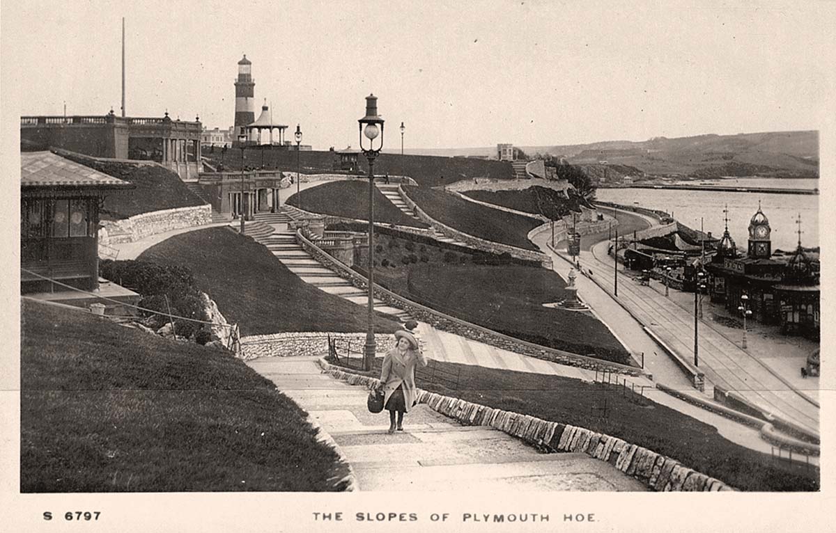 Plymouth. Hoe - Slopes and Lighthouse