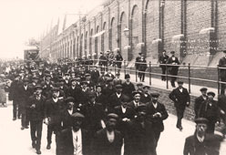 Swindon. Rodbourne Entrance, Men leaving G.W.R. Works, 1907